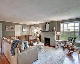 Fort Henry - Pool Table, Fire Pit, Prime Location in Kingsport - Kingsport - Living room