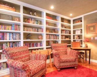 Secluded home close to Meadow Village w/private hot tub & library | Creekside Retreat - Big Sky - Salon