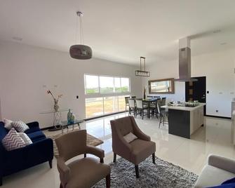 Cozy house 5 minutes from Juan Santamaría Airport - San Antonio - Sala de estar