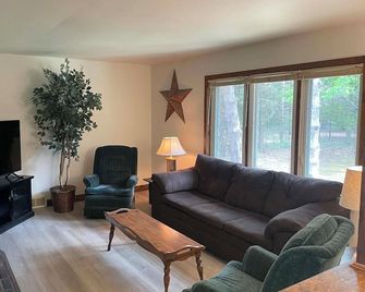 Family and pet friendly house in beautiful Sandy Knoll County Park! - West Bend - Living room