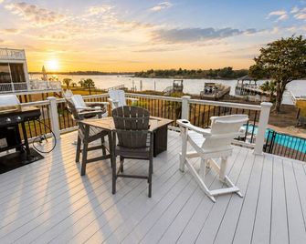 Beautiful ICW views! Private pier, pool, hot tub, fire pits, and more! - Shallotte - Balcony