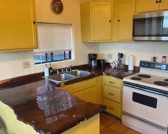 Secluded desert guest house with outdoor fireplace. - Rio Rico - Cocina