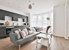 Spacious Apartments with Private Parking and 15-Minute Stroll to Town Centre - Cardiff - Living room