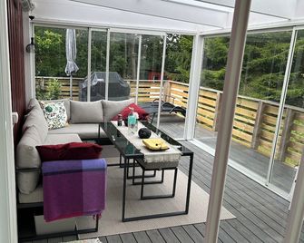 Fresh cottage at beautiful Gullmarsfjorden with glass-enclosed porch - Brastad - Balkong