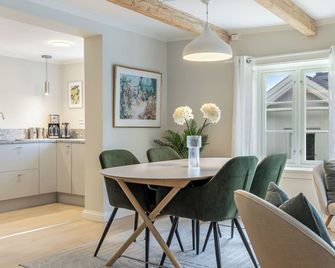 Stilfull bolig med 4 soverom - nær Arendal sentrum med parkering - Arendal - Essbereich