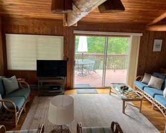 Cozy Waterfront Cottage -- Cabin 7 Cedar Key, No Wake Cove, Great Views! - Huddleston - Sala de estar