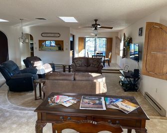 Charming Home in Country Club Estates - Sierra Vista - Sala de estar