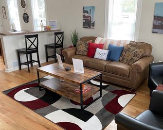 Beach Bum! Pro Cleaned, Self Check in Sleeps 8 - Racine - Wohnzimmer