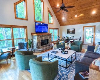 Beautiful Cabin Nestled in Sky Valley with Mountain View - Sky Valley - Living room