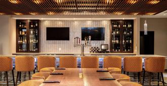 DoubleTree by Hilton Kitchener - Kitchener - Bar