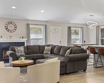 Moxie- w/ Game Room- 4 Kings, Sleeps 15 - Oswego - Living room