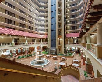 Embassy Suites by Hilton Kansas City Plaza - Kansas City - Hành lang