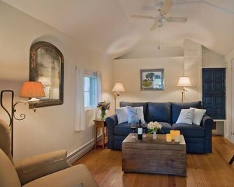 NEW! Rock City Writer's Studio: Bucolic Setting, Nordic Sauna, Walk to Town! - Woodstock - Wohnzimmer