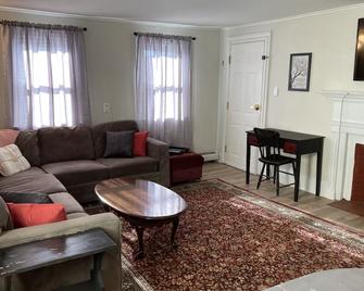 Warm, Spacious, Free Wineentire Apt, Self Checkin! - Dover - Living room