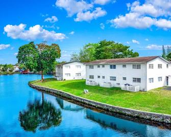 King Water View - No Extra Fees - Palm Wave Says - Coconut Creek - Building