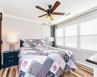 Cozy home 2 min to Fairgrounds w/ Trailer parking - Perry - Bedroom