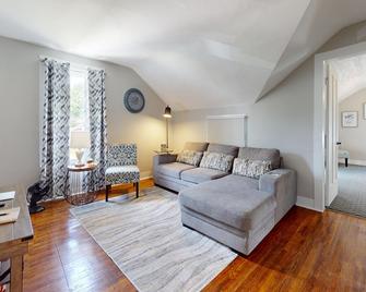 Recovery Loft 1-bedroom apartment in Mansfield with WiFi, AC, Full Kitchen - Mansfield - Living room