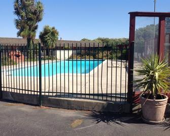 Wiebe Motel - Hollister - Piscina