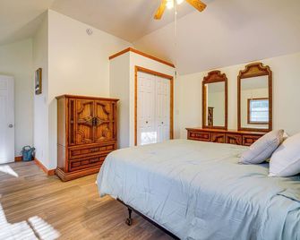 Pet-friendly Little Egg Harbor Home w/ Fenced Yard - Tuckerton - Habitación