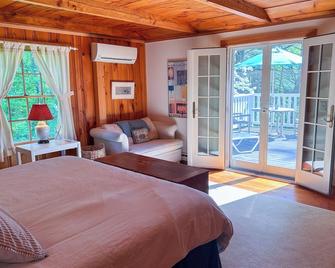 Romantic Retreat secluded in Vermont with WiFi and AC included - Barnard - Bedroom