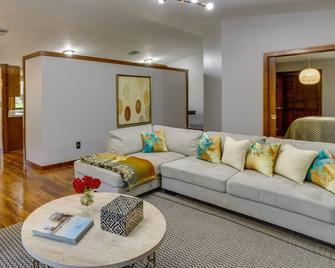Pet-Friendly Wellington Vacation Rental on Canal! - Wellington - Ruang tamu