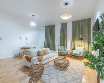 City Escape with 2 Baths, 10 beds and We Pay Half Parking for 2 cars, NYC in 15 min - Hoboken - Living room