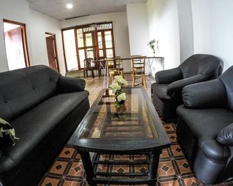 Blossom Rest - Kandy - Living room