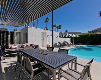 Experience Palm Springs living near Indian Canyons. Las Palmas Oasis, ID #4720 - Palm Springs - Pool