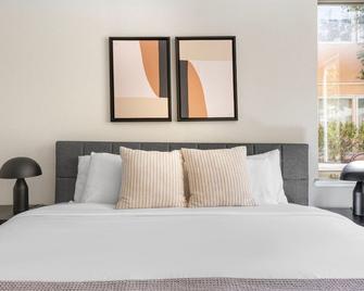 Hip Mountain View 2BR w/ Gym & Spa, nr Tech Companies, by Blueground - Los Altos - Bedroom