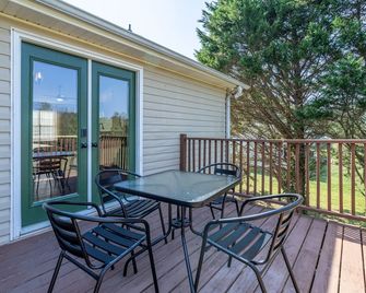 Affordable 4-Bedroom Retreat Near Dt Cartersville - Cartersville - Balcony