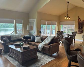 Horseshoe Lake retreat- 2-bedroom + loft lake house with WiFi and AC. - Whitmore Lake - Living room