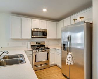 Pet-Friendly Home about 4 Mi to Big Rivers Water Park! - New Caney - Kitchen