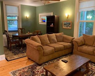 Trip6 Historic Brick Home - Helena - Living room