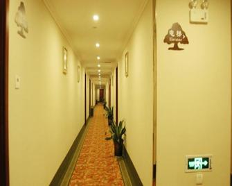 Greentree Inn Ningde Gutian County Chengdong Street Business Hotel - Ningde - Коридор