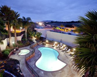 Holiday Inn Express Grover Beach-Pismo Beach Area By IHG - Grover Beach - Bazén