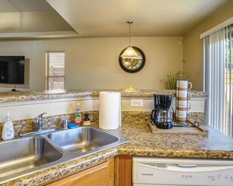 Sunny El Paso Home with Private Yard! - Homestead Meadows South - Kitchen