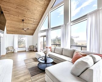Beautiful Getaway in Tehachapi with Hot Tub! - Tehachapi - Soggiorno