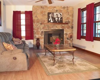 Duneview Lake House on a private and peaceful setting on Hamlin Lake - Ludington - Sala de estar