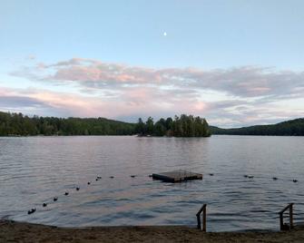 #2 Adirondack FamilyFriendly Waterfront on LoonLake. Boating,fishing,swimming! - Chestertown - Slaapkamer