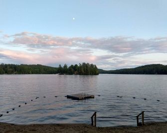 #2 Adirondack FamilyFriendly Waterfront on LoonLake. Boating,fishing,swimming! - Chestertown - Спальня