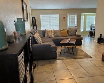 Spacious Home With Large Backyard - Killeen - Living room