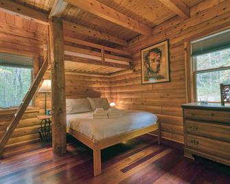 Serene 3-Br Berkshires Log Cabin - Becket - Habitación