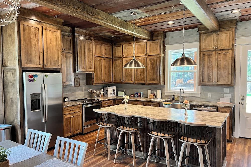 2-bedroom cabin overlooking a private lake with dock and kayaks