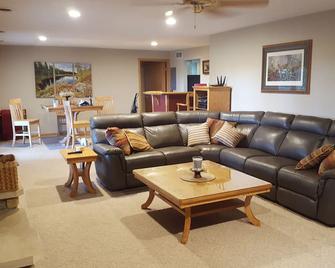 The Hager House - River View - Pet Friendly - Walk-Out Basement Apartment - Red Wing - Huiskamer
