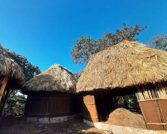 Hotel and Museum Aldea Maya Toktli Orígenes - Pool, Wifi Starlink & Mayan House Museum Tour - Izamal
