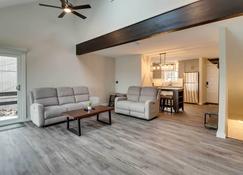 Stylish Tannersville Townhome with Private Deck - 테너스빌 - 거실