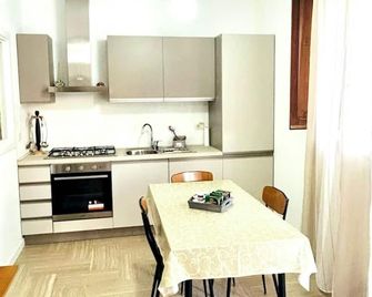 Ennio House. Enjoy relaxing in this charming one-bedroom apartment in Scerni. - Scerni - Kitchen