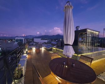 New Golden Clouds - Non Smoking Homestay - Garut - Balcony