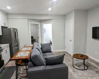 Cozy basement for a lovely stay & perfect for WFH - Edmonton - Living room