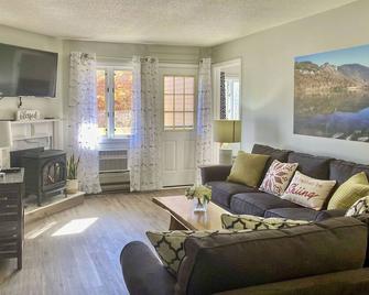 Lincoln Condo w/ Views, Pool, Hot Tub & Balcony! - Lincoln - Living room